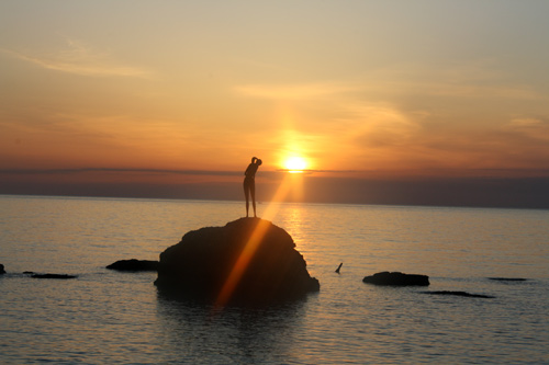 statua-bagnante-tramonto-Vasto-Marina