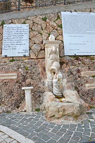 Village-fountain-Calascio