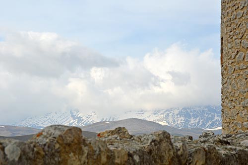 Roccacalascio-castle-mountain-abruzzo