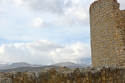 Roccacalascio-castle-mountain-view