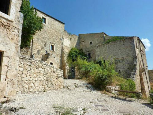 Rocca-Calascio-borgo