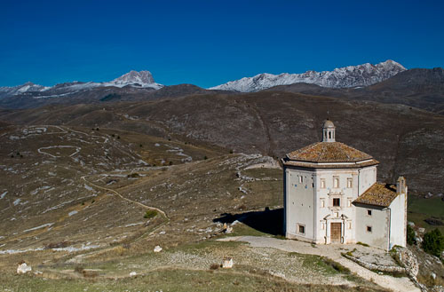 Rocca-Calascio-sfondo-montagna
