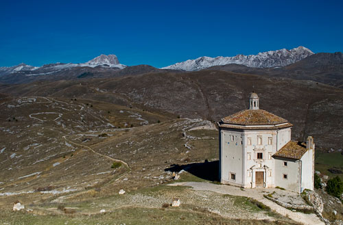 Rocca-Calascio-background-mountain