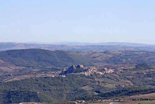  Common-Pietrabbondante-Isernia-with-background-hill