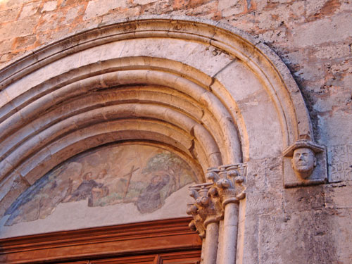 Detail-door-Church-San-Francisco-Isernia-Molise