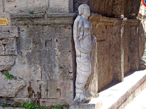 Statue-Arc-St-Paolo-Isernia-Molise-Italy