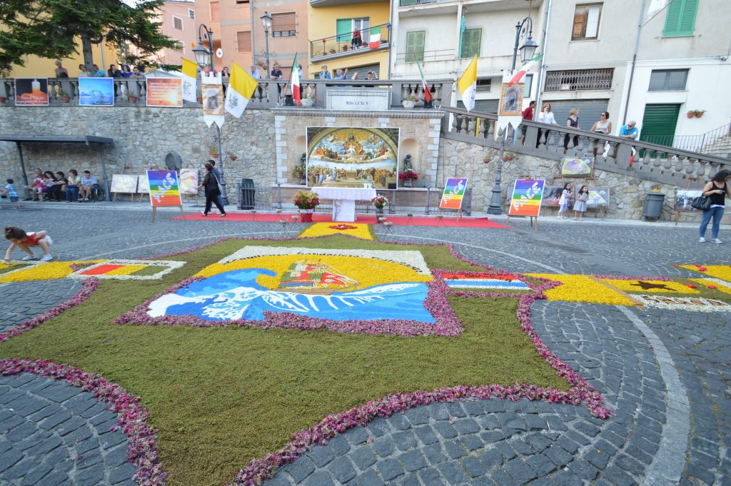 Carunchio infiorata 2015 piazza centrale