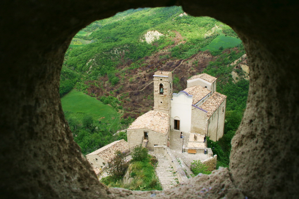 church-of-san-pietro- roccascalegna