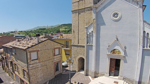 Chiesa-campanile-vista-aerea-Abruzzo
