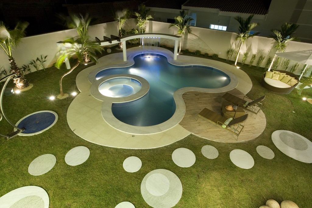 circular-pool-in-a-garden