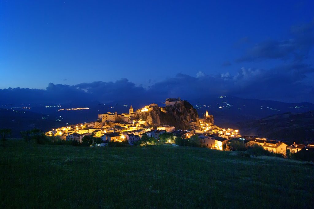 Bagnoli del Trigno -panorama sera da sotto monte San Pietro