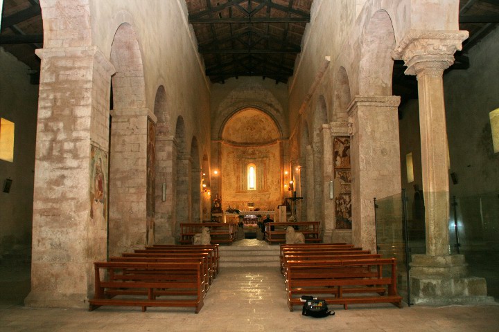 Chiesa-San-Tommaso-Beckett-Interno
